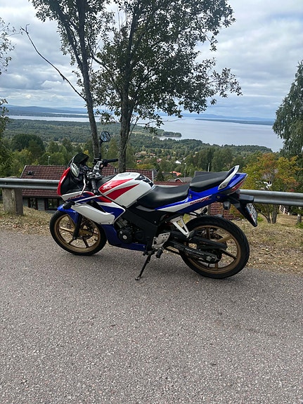 Honda CBR125 3 of 5