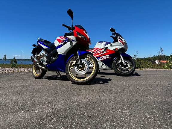 Honda CBR125 4 of 5