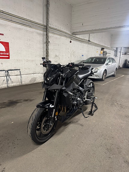 Yamaha MT-09 3 of 5