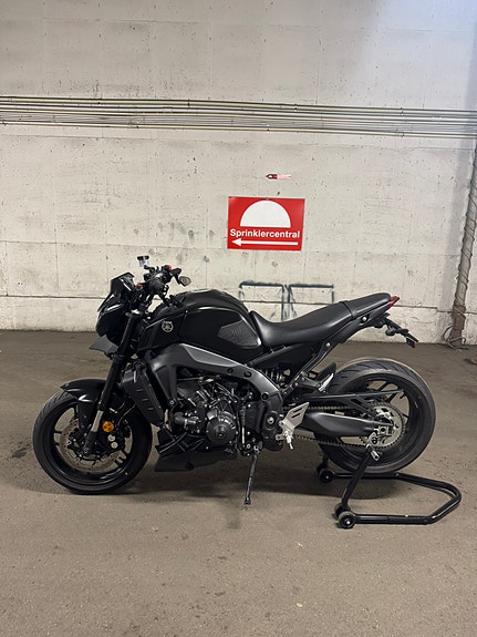 Yamaha MT-09 2 of 5