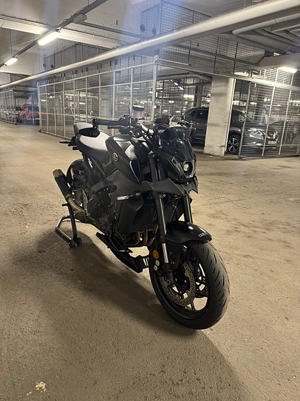 Yamaha MT-09 4 of 5