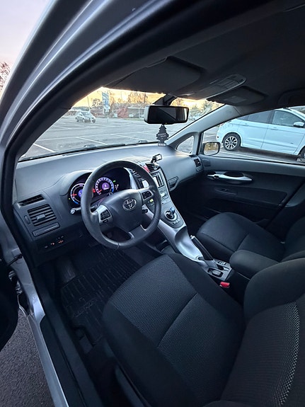Toyota Auris 7 of 16