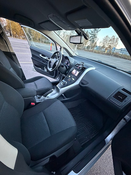 Toyota Auris 9 of 16