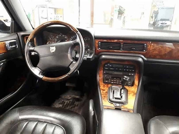 Jaguar XJ 5 of 6