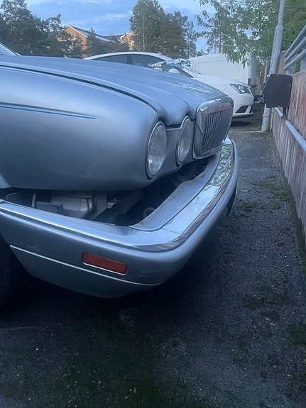 Jaguar XJ 4 of 6
