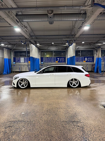 Mercedes-Benz C220 2 of 6