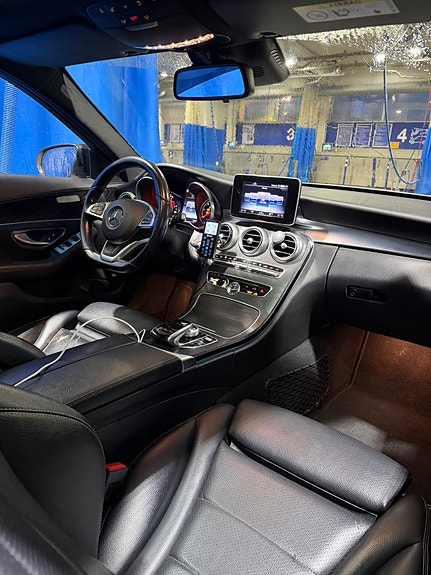 Mercedes-Benz C220 5 of 6