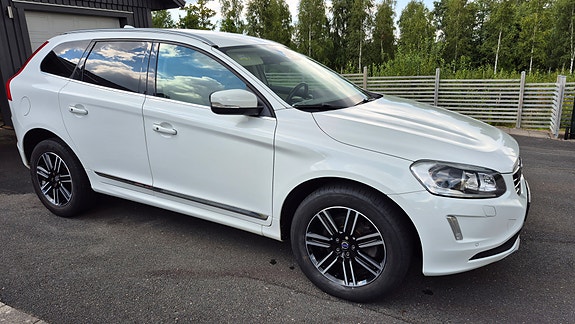 Volvo XC60 2 of 9