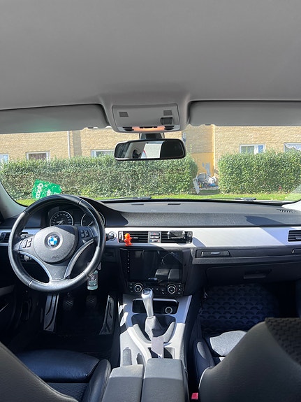 BMW 318d 3 of 5