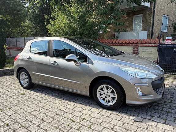 Peugeot 308 2 of 5
