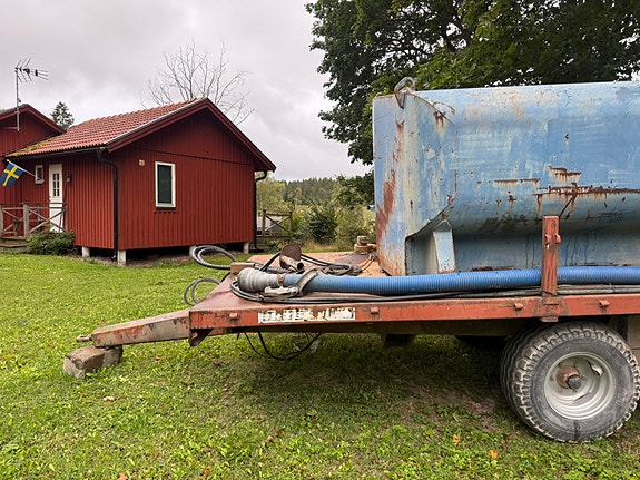 Vattentank på tippkärra med spridare o kobra pump 7 of 9