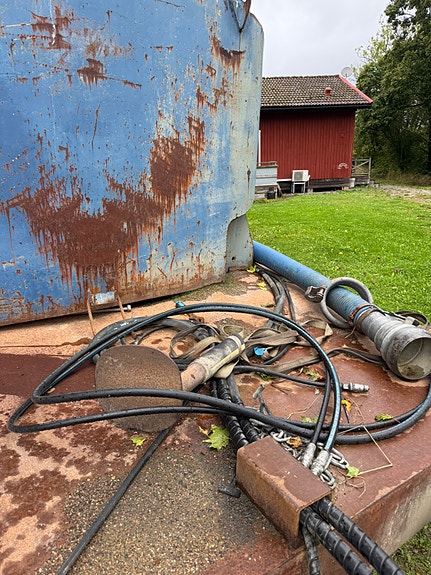 Vattentank på tippkärra med spridare o kobra pump 3 of 9