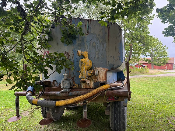 Vattentank på tippkärra med spridare o kobra pump 5 of 9
