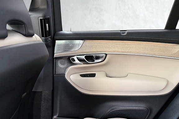 Volvo XC90 25 of 30