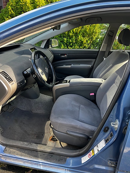 Toyota Prius 7 of 12