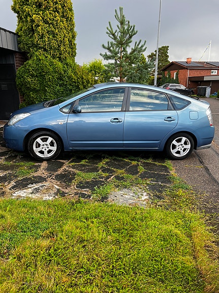 Toyota Prius 2 of 12