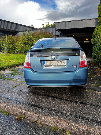 Toyota Prius 3 of 12