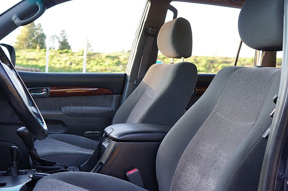 Toyota Land Cruiser 10 of 24