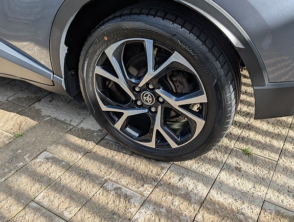 Toyota C-HR 2 of 8
