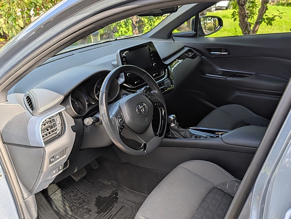 Toyota C-HR 5 of 8