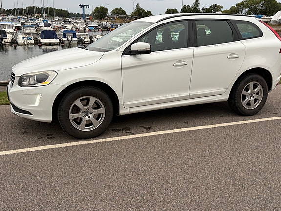 Volvo XC60 2 of 10
