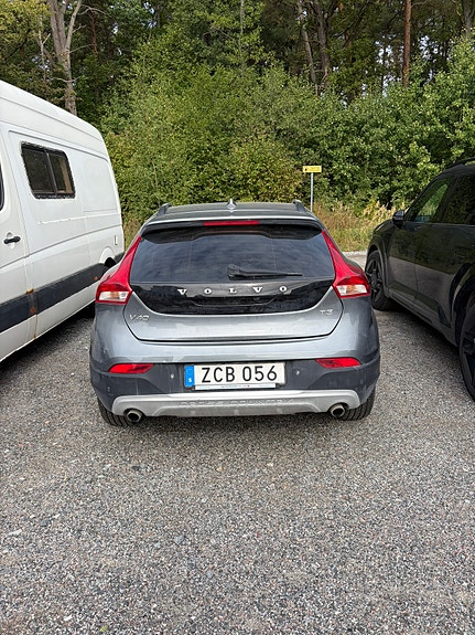 Volvo V40 Cross Country 2 of 9
