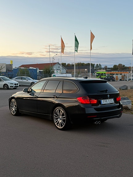 BMW 330d 2 of 5
