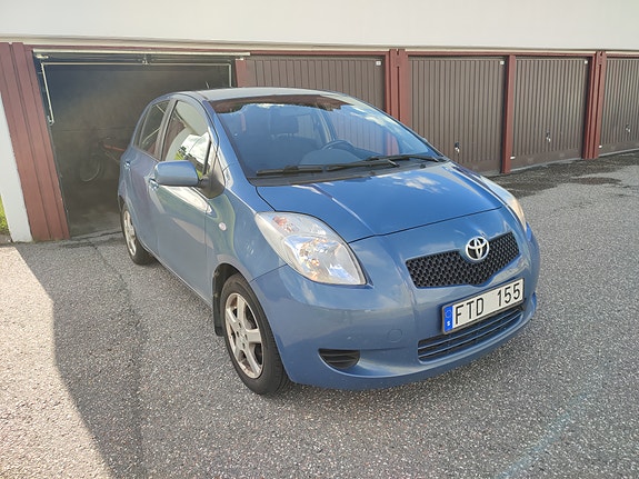 Toyota Yaris 2 of 26