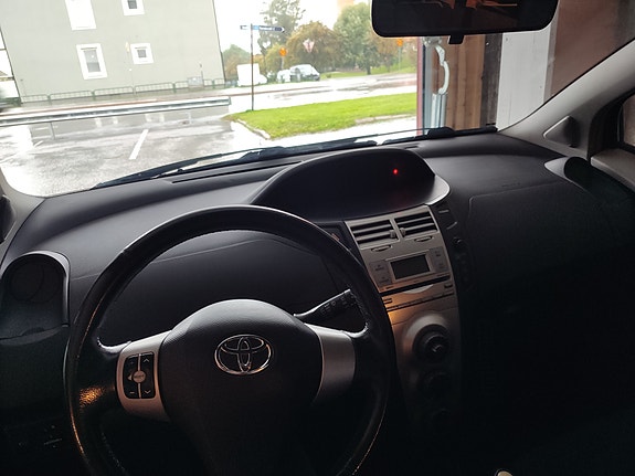 Toyota Yaris 16 of 26
