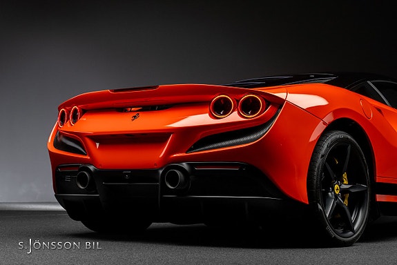 Ferrari F8 Tributo 14 of 30