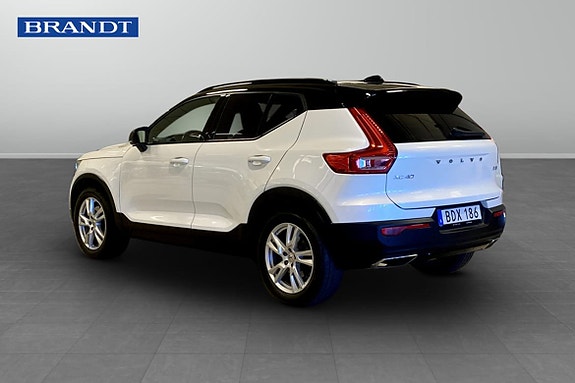 Volvo XC40 2 of 11