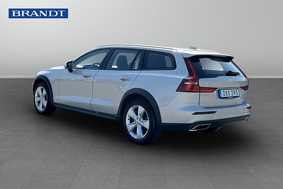 Volvo V60 Cross Country 2 of 9