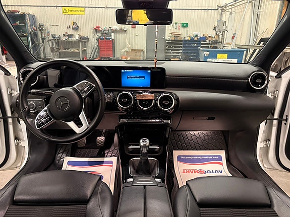 Mercedes-Benz A180 3 of 4