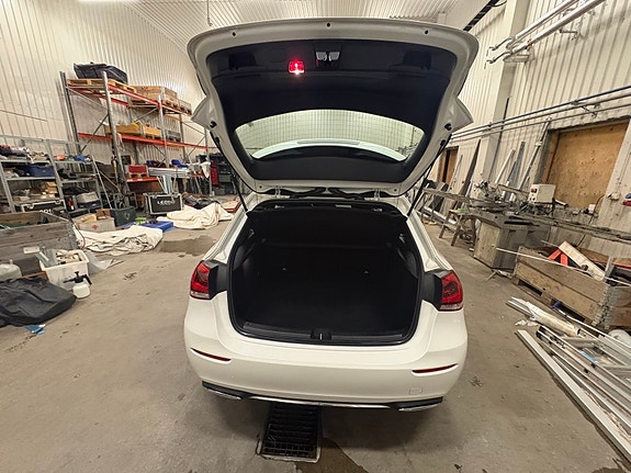 Mercedes-Benz A180 2 of 4