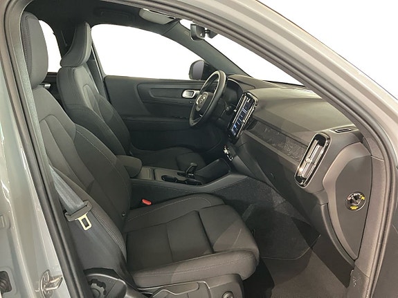 Volvo EX40 4 of 13