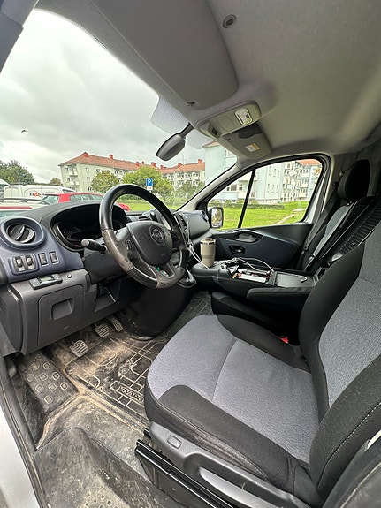 Opel Vivaro 9 of 10