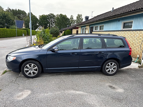 Volvo V70 2 of 11
