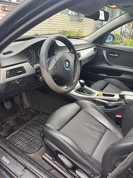 BMW 320i 4 of 6