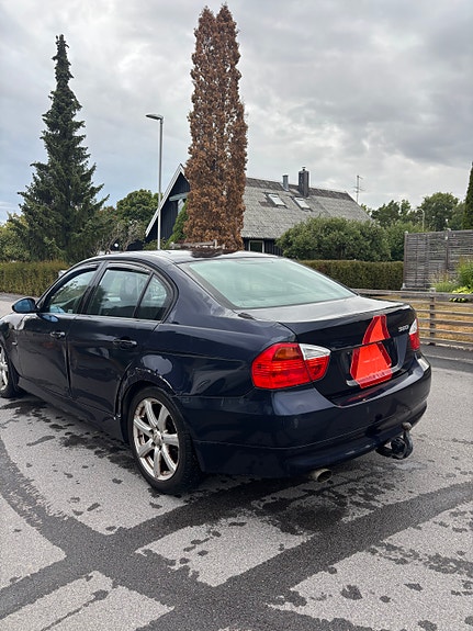 BMW 320i 2 of 6