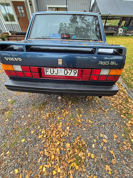Volvo 740 3 of 7