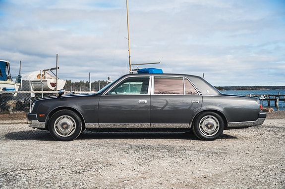 Toyota Century 2 of 8