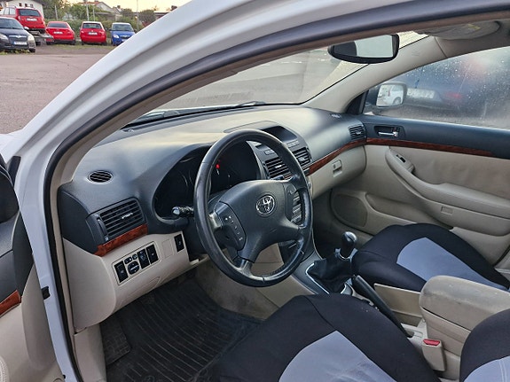 Toyota Avensis 6 of 6