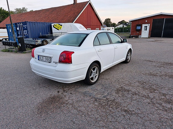 Toyota Avensis 4 of 6