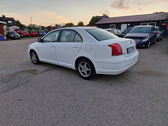 Toyota Avensis 3 of 6