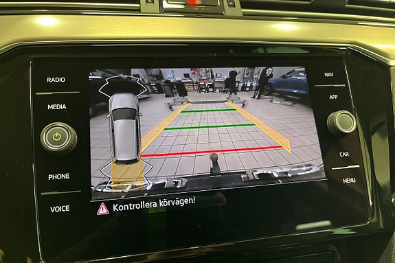 Volkswagen Passat 18 of 28
