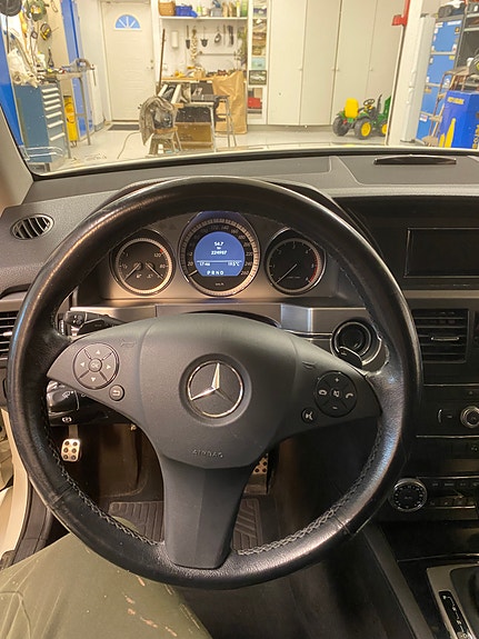Mercedes-Benz GLK220 4 of 6
