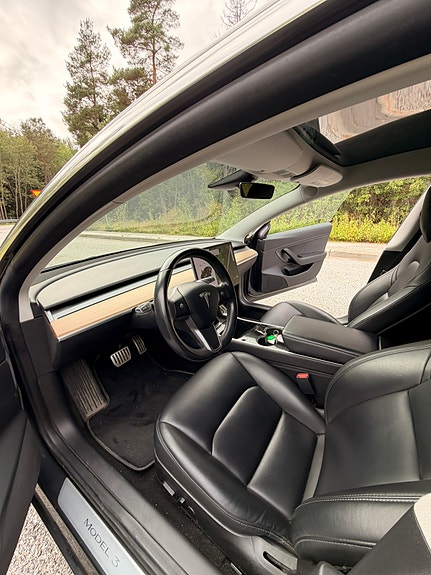 Tesla Model 3 4 of 6