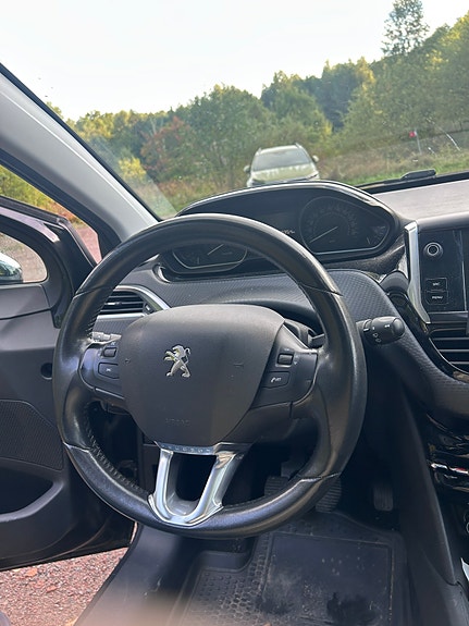 Peugeot 208 4 of 5