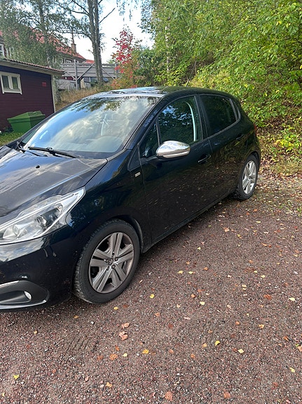 Peugeot 208 3 of 5