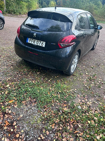 Peugeot 208 2 of 5